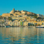 En bild där man ser en stad på Ibiza från ett perspektiv från vattnet
