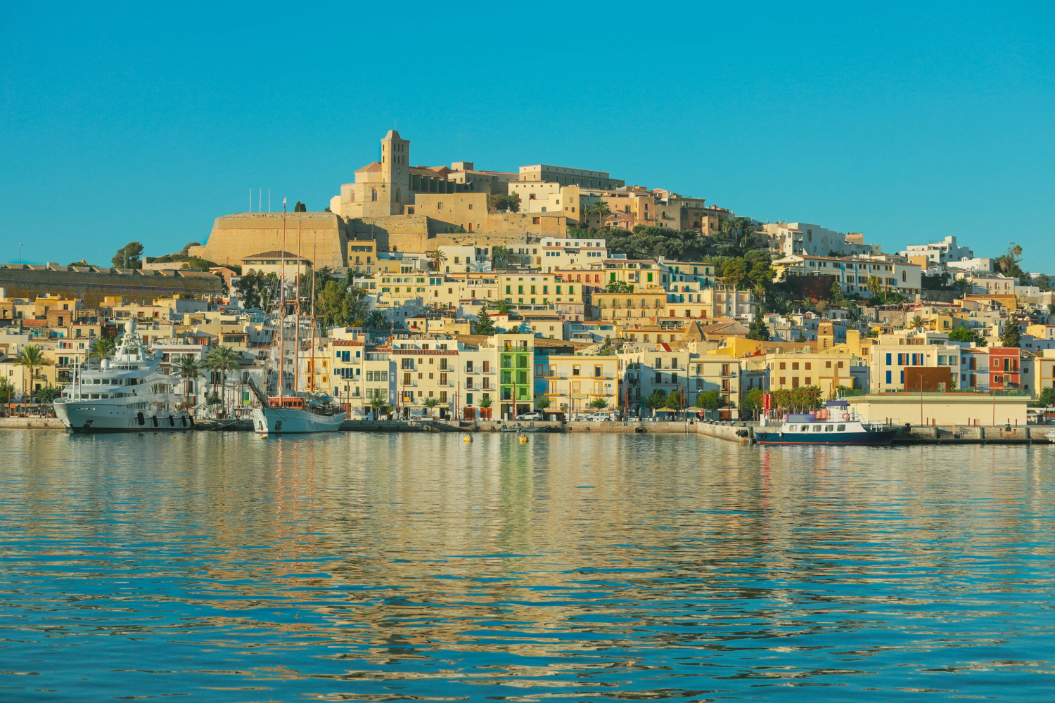 En bild där man ser en stad på Ibiza från ett perspektiv från vattnet
