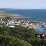 En bild över Mölle i Skåne med hus och vy över vattnet