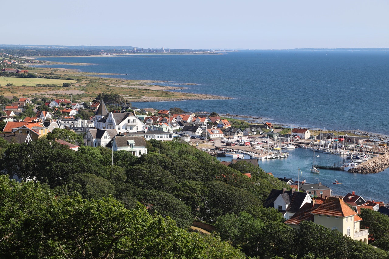 En bild över Mölle i Skåne med hus och vy över vattnet
