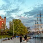En bild på Stockholm med en byggnad och en båt.