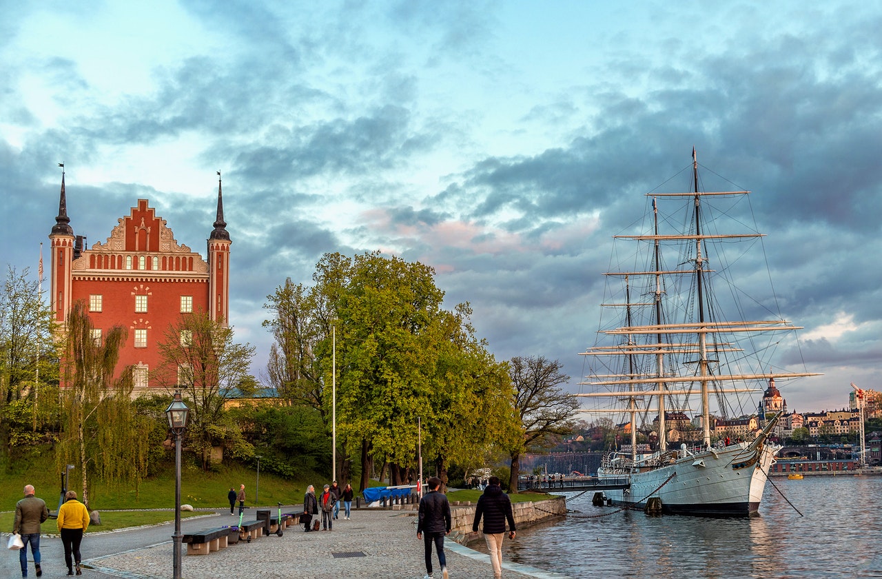 En bild på Stockholm med en byggnad och en båt.
