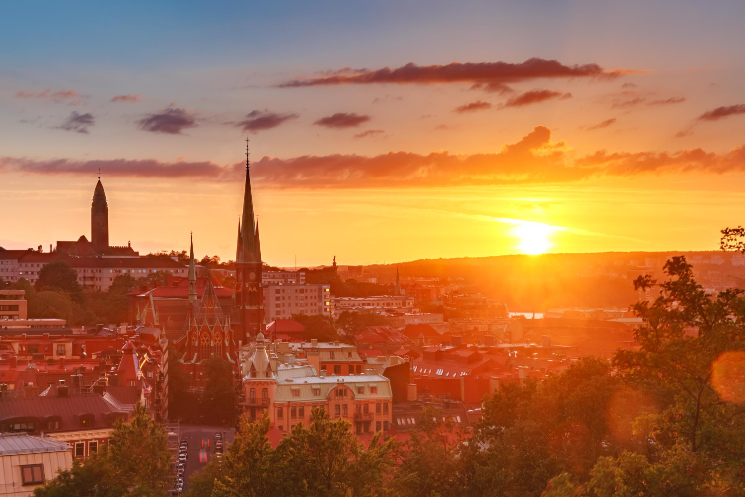 En bild på Göteborg och Oscar Fredriks kyrka i solnedgången