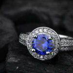 En vacker ring med en safir mot svart bakgrund