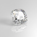 en kuddslipad diamant mot en vit bakgrund