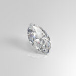 en navettslipad diamant mot en grå bakgrund