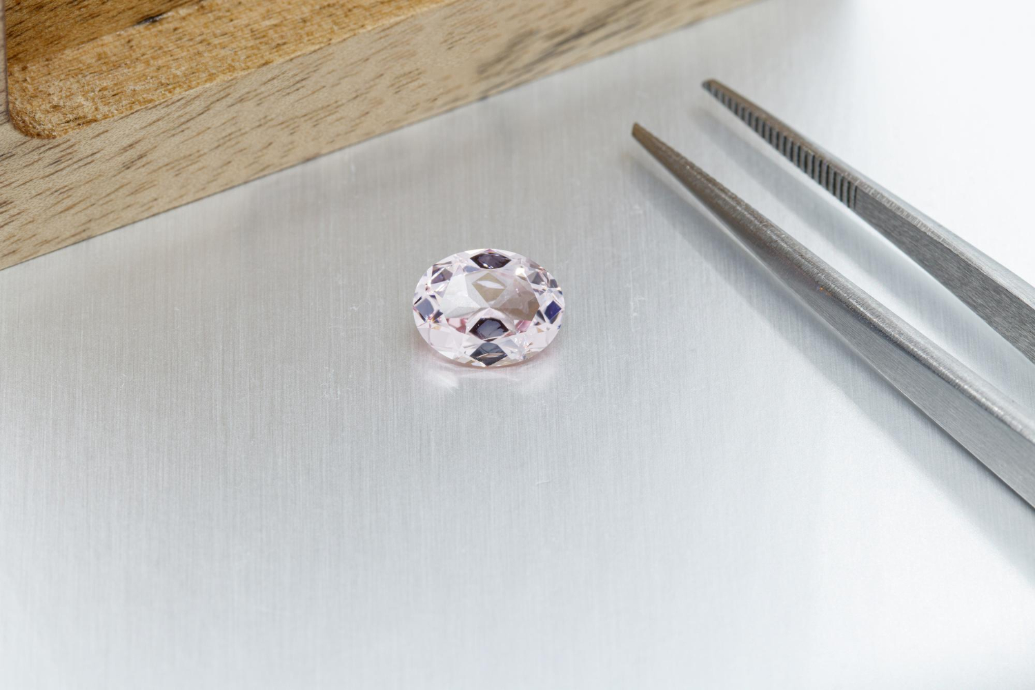 en morganit som ligger på ett metallbord