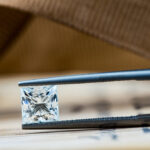 en princesslipad diamant som hålls med en pincett