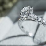 Silvrig förlovningsring med flera diamanter
