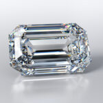 En smaragdslipad diamant mot vit bakgrund