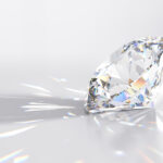 en diamant mot en vit bakgrund