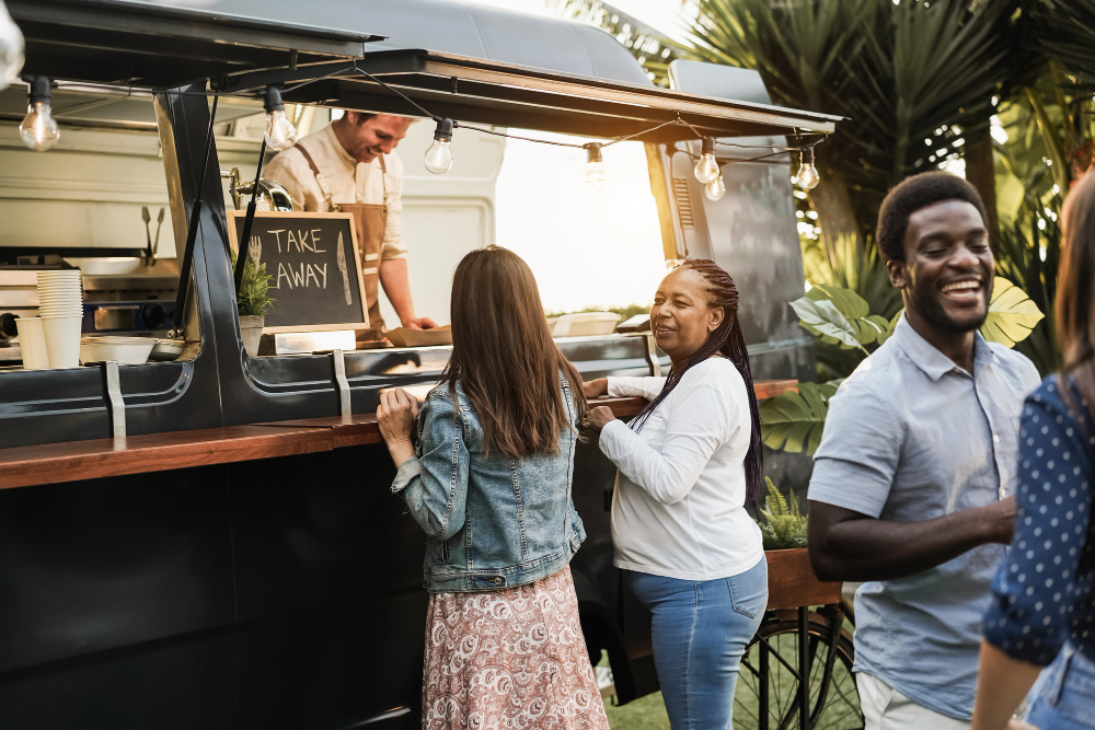 Bild på människor som väntar på mat vid en food truck