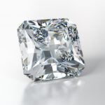 En radiantslipad diamant mot vit bakgrund