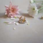Vigselringar med blommor