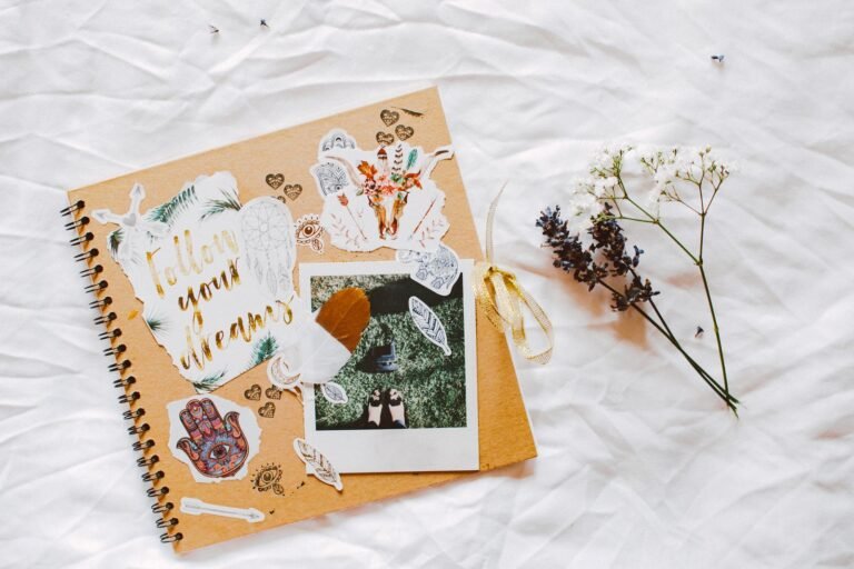 Fin scrapbook med texten "follow your dreams" bredvid blommor