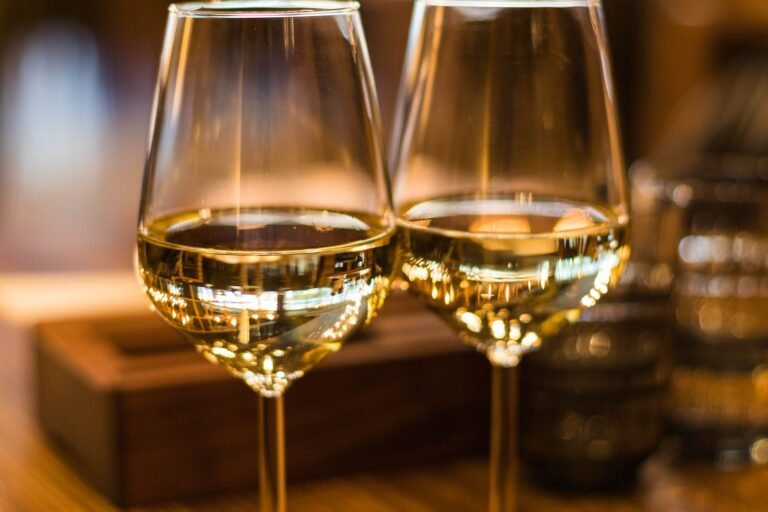 två vinglas med vitt vin